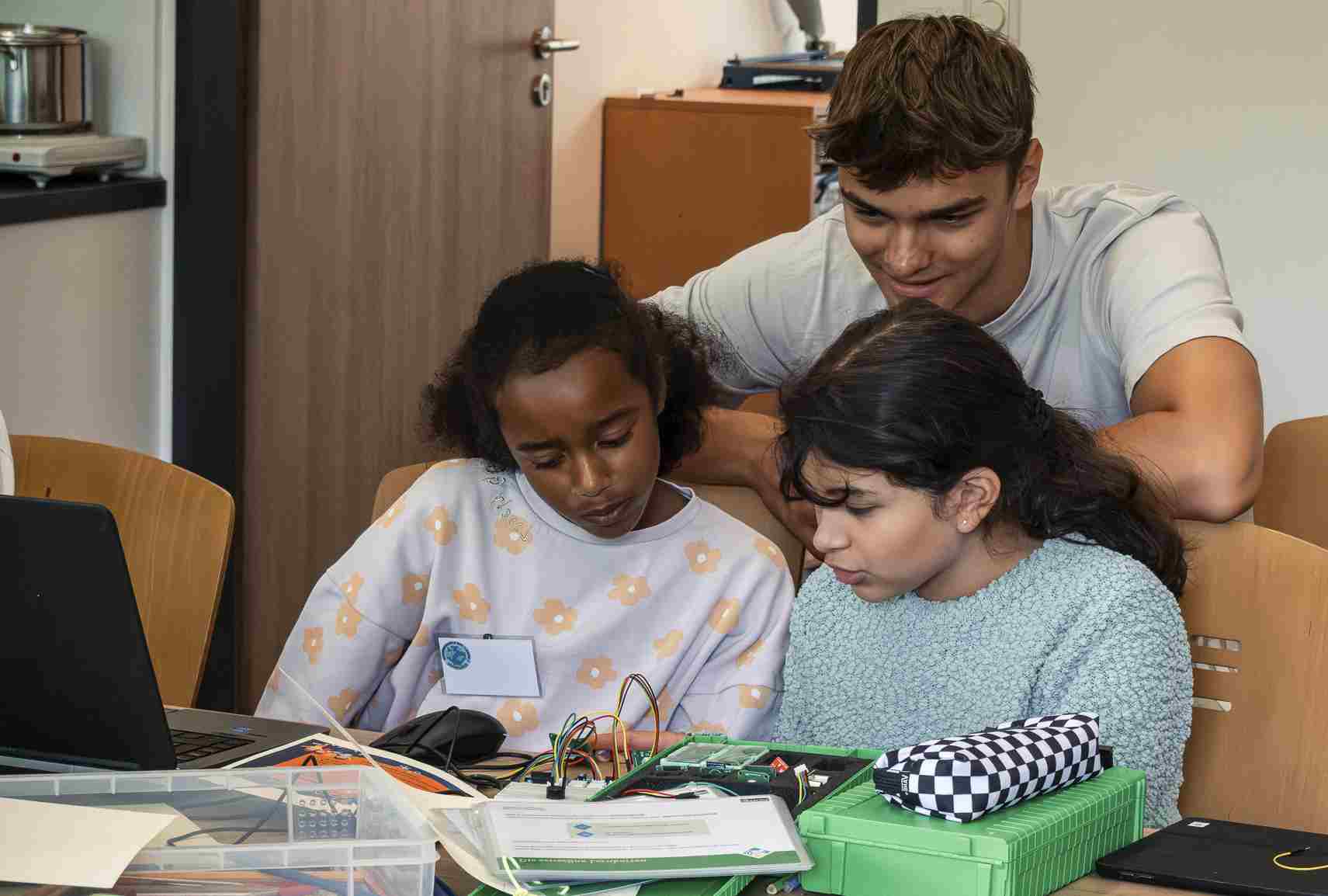 Schüler:innen beim Programmieren
